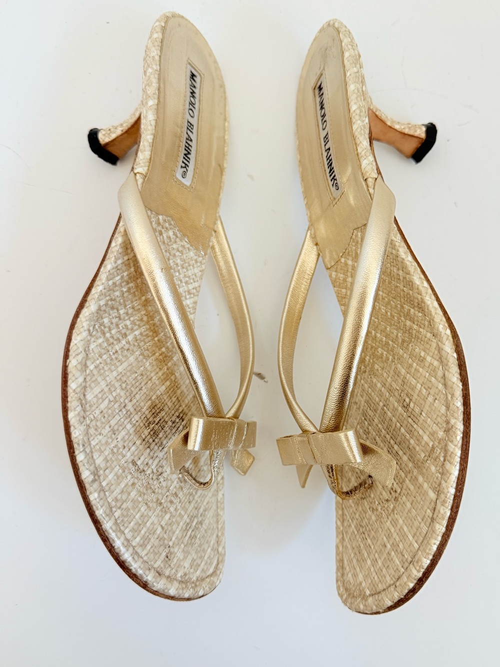 Manolo Blahnik Vintage Y2K Gold Raffia Bow Thong Kitten Heel Sandals 38 - Picture 4 of 9